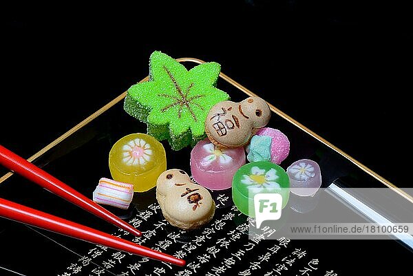 Wagashi  Japanische Süßigkeiten auf Tablett mit Schriftzeichen  Bonbon  Bonbons