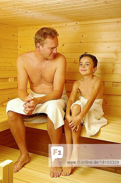 Vater und Sohn in Sauna