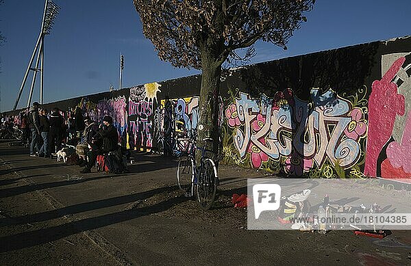 Deutschland  Berlin  05. 03. 2022  Mauerpark  Graffitimauer  schwatz gestrichen Grafitgrauer (Grundierung) (grundiert)  Bemalung durch Frauen am Frauentag  Europa