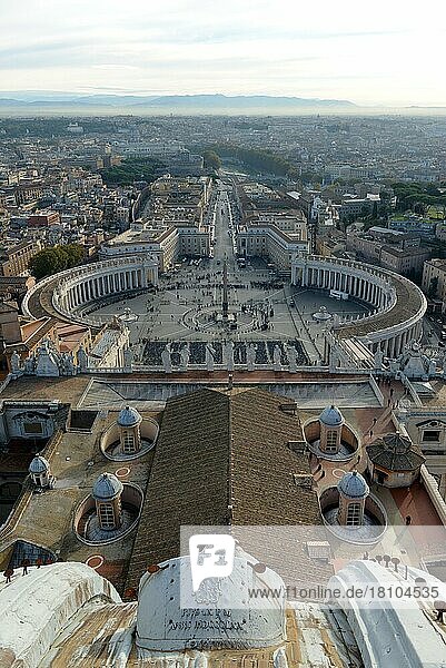 Petersdom  Petersplatz  Vatikanstadt  Rom  Italien  Europa