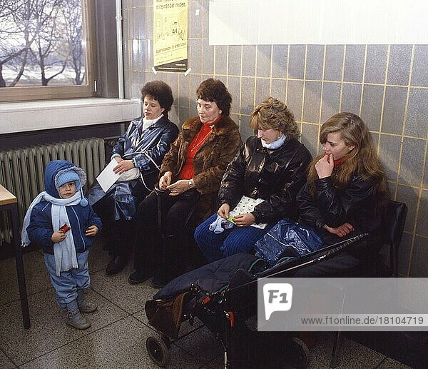 Dortmund. Arbeitslose Frauen beim Arbeitsamt Dortmund. ca. 1987