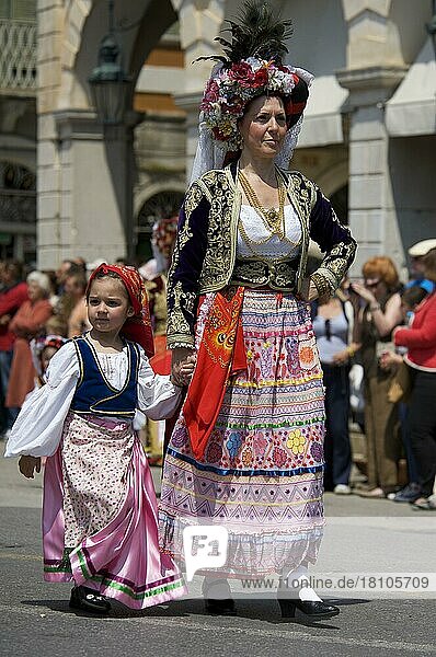Frau mit Kind in Tracht  Fest in Kerkira  Korfu Stadt  Korfu  Ionische Inseln  Griechenland  Europa
