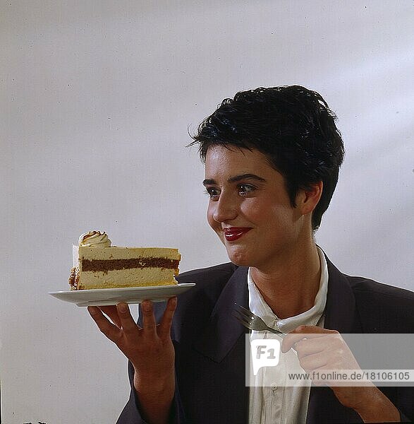 Frau mit Torte  Gelüste  Süßigkeit