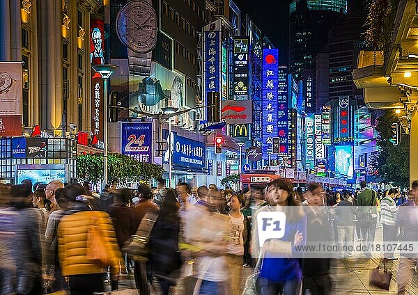 Nanjing Road  Fußgängerzone und belebte Einkaufsstraße bei Nacht  Shanghai  China  Asien