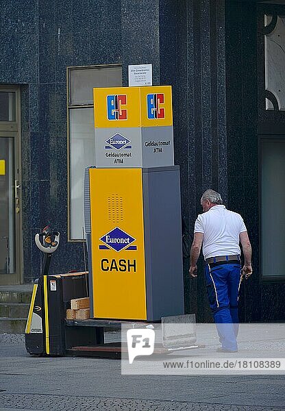 Transport Geldautomat  Kurfürstendamm  Charlottenburg  Berlin  Deutschland  Europa