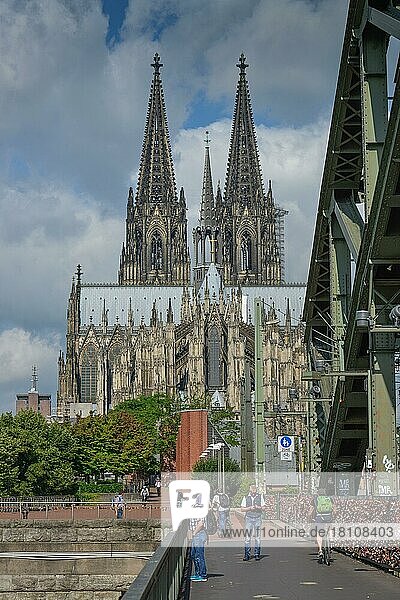 Hohenzollern Bridge  Cathedral  Rhine  Cologne  North Rhine-Westphalia  Germany  Europe