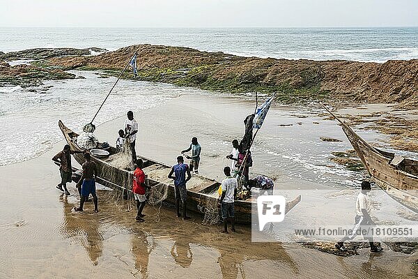 Vogelperspektive  Traditionelles Fischerboot  Menschen  Fischer  Cape Coast  Goldküste  Golf von Guinea  Ghana  Afrika