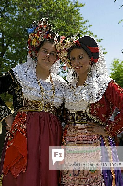 Frauen in traditioneller Tracht bei einem Fest in Kerkira  Korfu Stadt  Korfu  Ionische Inseln  Griechenland  Europa