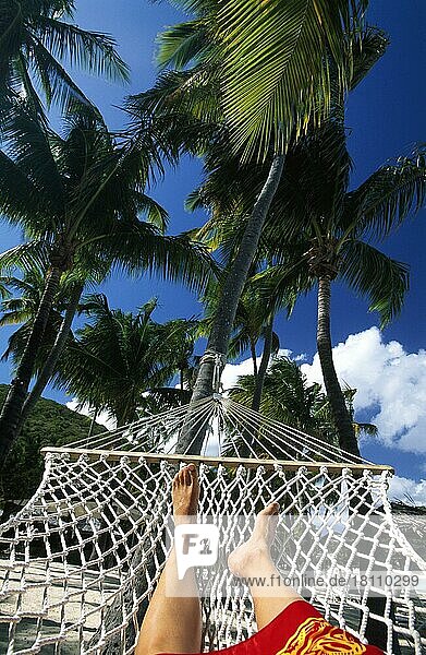 Frau in Hängematte im Peter Island Beach Resort  Peter Island  Britische Jungfernsinseln  Karibik