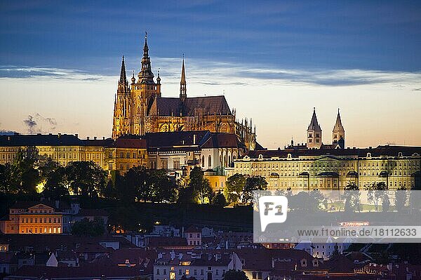 Blick vom Altstädter Rathaus auf Hradschin  Prager Burg und Veitsdom  Prag  Böhmen  Tschechische Republik  Europa