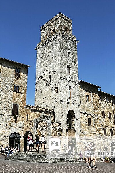 SAN GIMIGNANO  AUGUST 17  Tourists in the town square of San Gimignano on August 17  2012. San Gimignano is a small walled medieval hill town in Tuscany  Italy  Europe