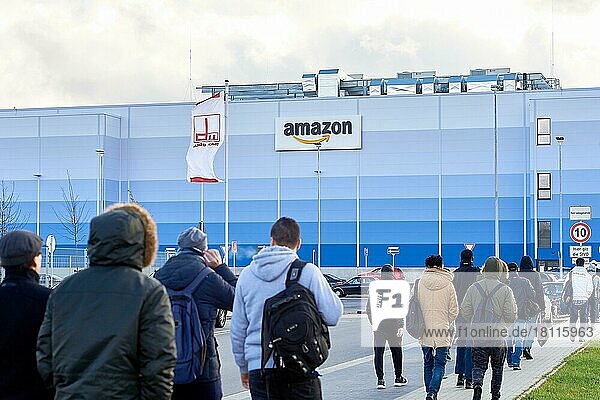 Mitarbeiter gehen in Richtung des Amazon-Gebäudes  Amazon Logistik Winsen GmbH  21423 Winsen  Luhe  Niedersachsen  Deutschland  Europa