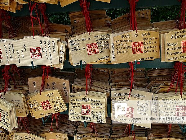 Holztafeln mit Wünschen  Wunschtäfelchen  Wunschtafel  Holztäfelchen  Wünsche  Kiyozu-dera Tempel  Kyoto  Japan  Asien