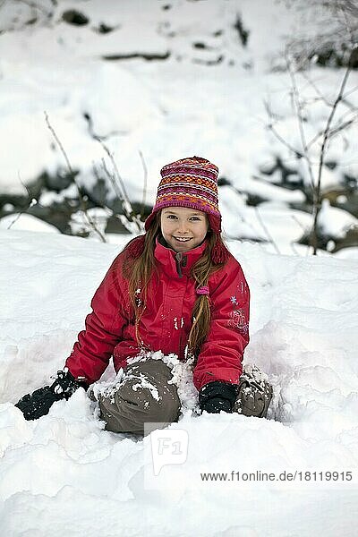 Mädchen spielt im Schnee