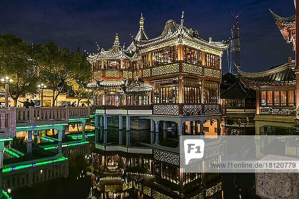 Altstadt mit traditionellen Gebäuden bei Nacht  illuminiert  Shanghai  China  Asien
