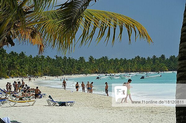 Urlauber an tropischen Strand  Isla Saona  La Romana  Dominikanische Republik  Mittelamerika