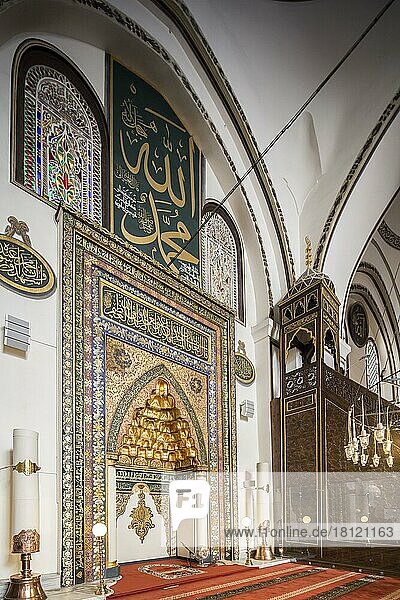 Mihrab ist eine Nische einer Moschee  die die Richtung nach Mekka anzeigt. Große Moschee oder auf Türkisch Ulu Cami ist eine der wichtigsten Moscheen von Bursa  Türkei  Asien