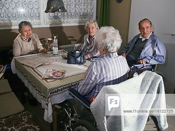 Hagen. Das Altenheim der Arbeiterwohlfahrt (AWO) am 16. 5. 1989 mit Senioren und Betreuung