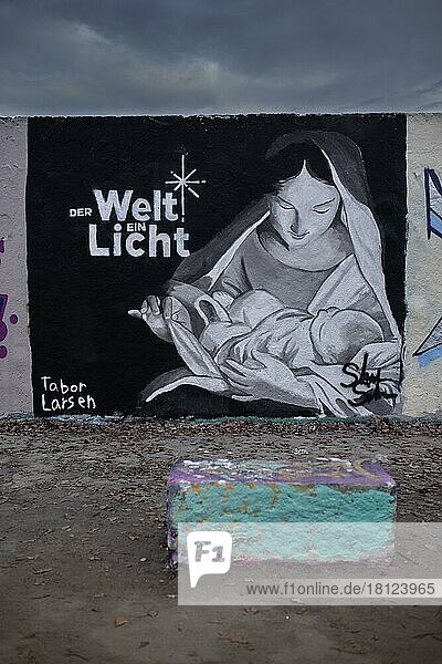 Deutschland  Berlin  20. 12. 2020  Mauerpark  Graffitimauer  Madonna mit Kind  Der Welt ein Licht  von Graffitikünstler Tabor Larsen  Europa