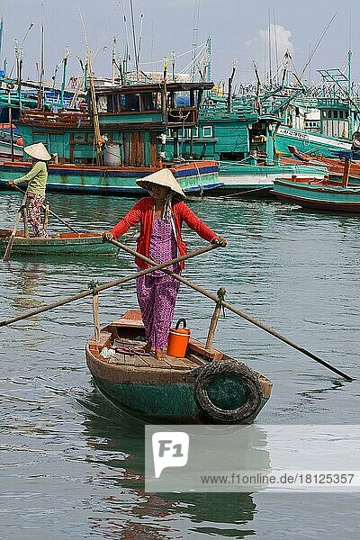 Vietnamesische Frau in Ruderboot  Phu Quoc island  Vietnam  Asien