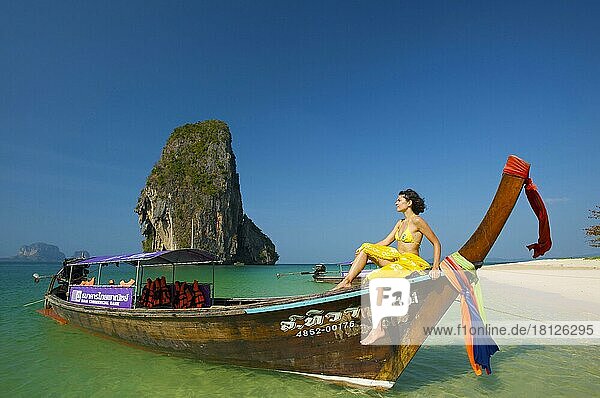 Frau auf einem Longtailboot am Laem Phra Nang Beach  Menschen  -Tail-Boot  -Tail-Boote  Tail Boot  Tail Boote  Krabi  Thailand  Asien