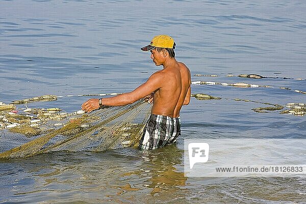 Fischer holt Fischernetz ein  Insel Phu Quoc  Vietnam  Asien
