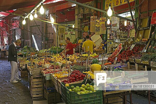 Marktstände in einer Gasse in Palermo  Sizilien  Italien  Europa