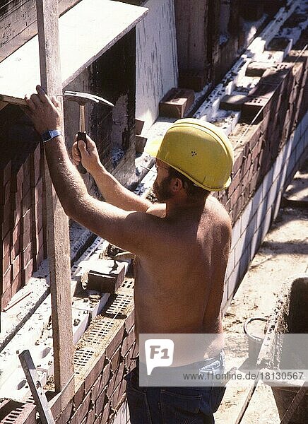 Iserlohn. Bauarbeiter bei einem Bauvorhaben am 6. 6. 1987