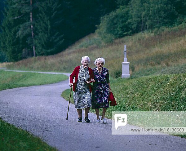 Zwei alte Frauen beim Spaziergang