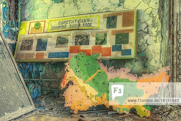 Lernplakate  Mittelschule #3  Lost Place  Prypjat  Sperrzone Tschernobyl  Ukraine  Osteuropa  Europa