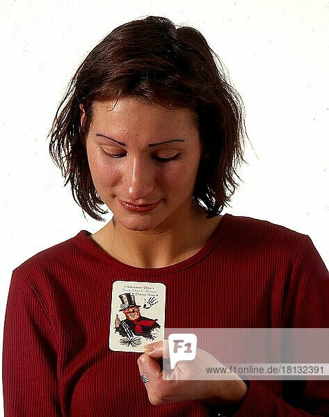Schwarzer Peter Frau mit Spielkarte