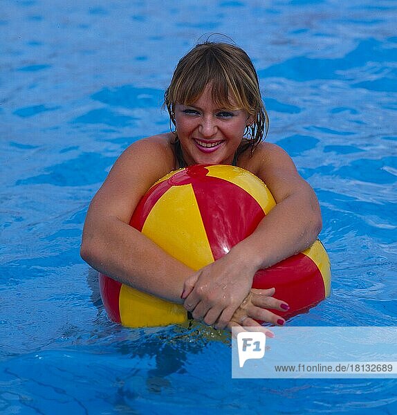 Junge Frau mit Wasserball Swimmingpool