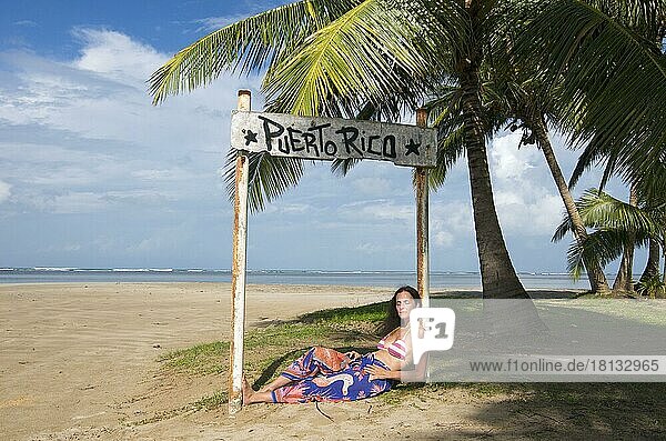 Frau am Strand  Luquillo Beach  Puerto Rico  Nordamerika
