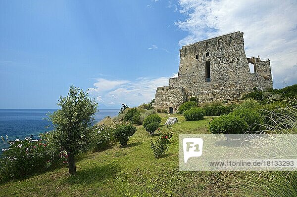 Burg von San Nicola Arcella  Kalabrien  Italien  Europa