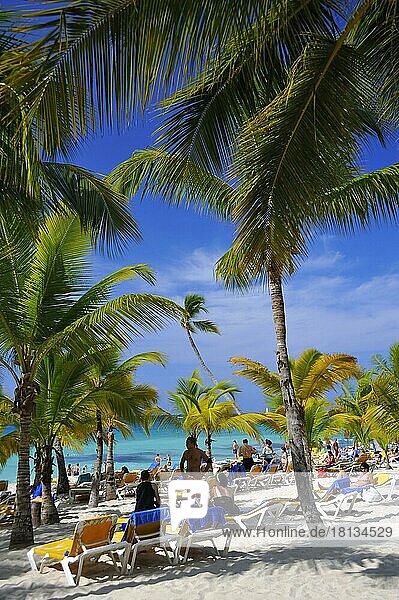 Urlauber an tropischem Strand  Bayahibe  Dominikanische Republik  Mittelamerika