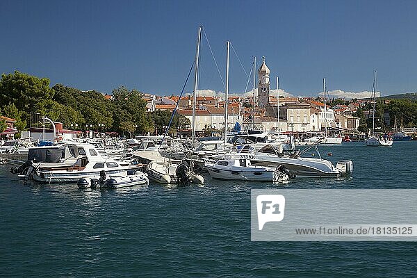 Blick über Yachthafen auf Stadt Krk  Kroatien  Europa