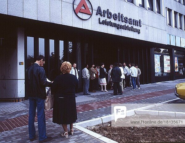 Dortmund. Das Arbeitsamt Dortmund mit morgendlich Wartenden ca. 1986