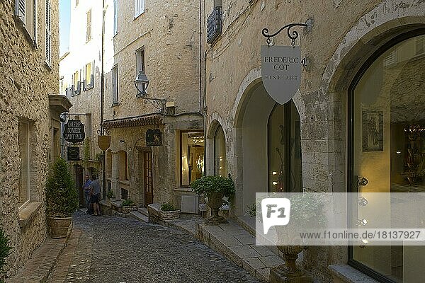 Gasse in der Altstadt von Saint Paul de Vence  Cote d'Azur  Alpes-Maritimes  Provence-Alpes-Cote d'Azur  Frankreich  Europa