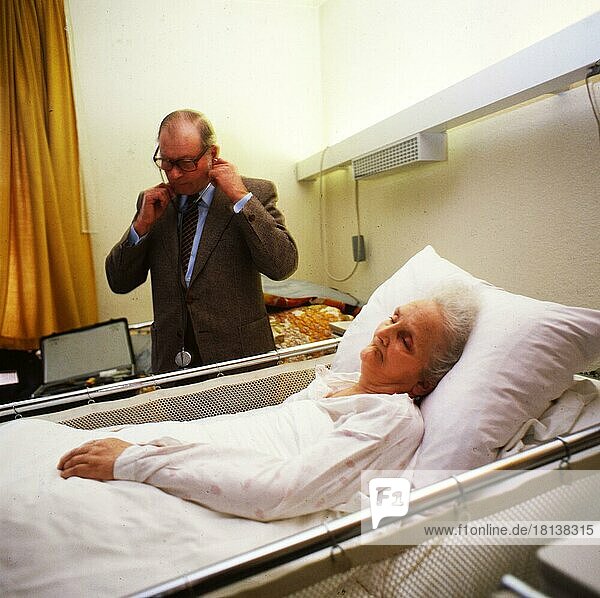 Ruhrgebiet. Krankenhaus. Visite bei einer Seniorin. Arzt. Patientin. ca 1979-80 (MR= yes)