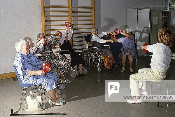 Hagen. Das Altenheim der Arbeiterwohlfahrt (AWO) am 16. 5. 1989 mit Senioren und Betreuung