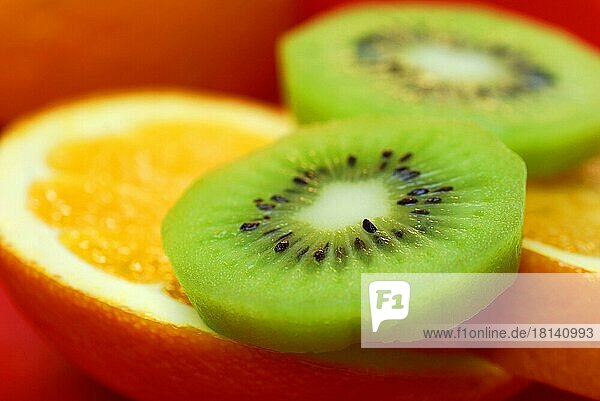 Orangenscheibe und Kiwischeiben  Vitamin C