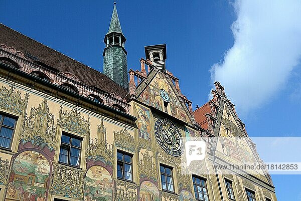 Fassade vom Rathaus mit astronomischer Uhr  Ulm  Baden-Württemberg  Deutschland  Europa