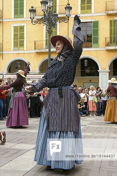 Traditionelle Tänzer auf dem Placa Major  Altstadt von Palma de Mallorca  Mallorca  Balearen  Spanien  Europa