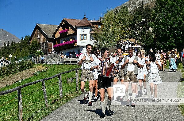 Festzug  Almfest  Almabtrieb  Almbauern  in Tracht  Pustertal  Meransen  Mühlbach  Südtirol  Italien  Europa