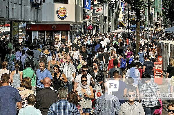 Menschenmenge  Einkaufsszone  Schildergasse  Köln  Nordrhein-Westfalen  Deutschland  Europa