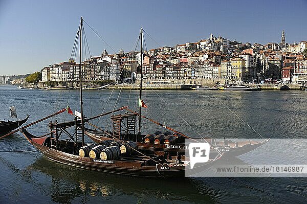 Fluss Douro und Altstadtviertel Ribeira  Rio  Porto  Portugal  Europa