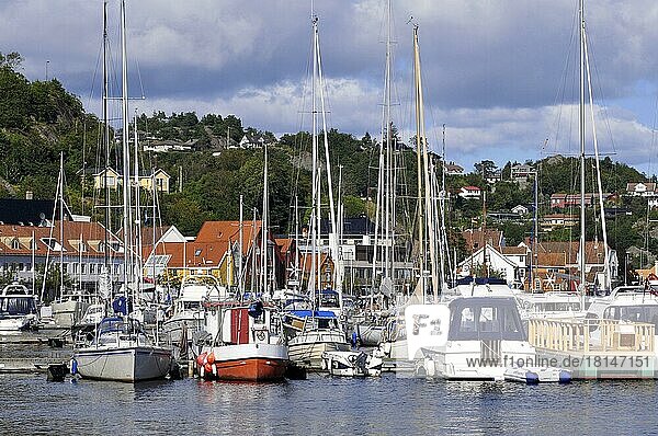 Boote  Schiffe  Bootshafen  Marina  Mandal  Vest-Agder  Norwegen  Yachthafen  Jachthafen  Europa