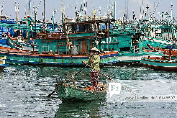 Vietnamesische Frau in Ruderboot  Phu Quoc island  Vietnam  Asien