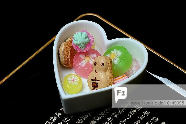 Wagashi  Japanische Süßigkeiten in Schälchen in Herzform  Bonbon  Bonbons