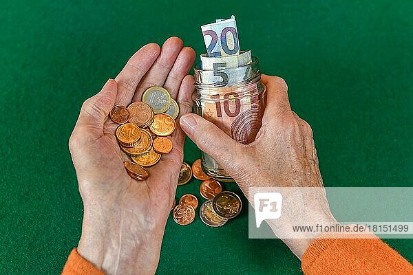 Symbolfoto  Rente  Seniorin  Hände  Geld  Sparbüchse